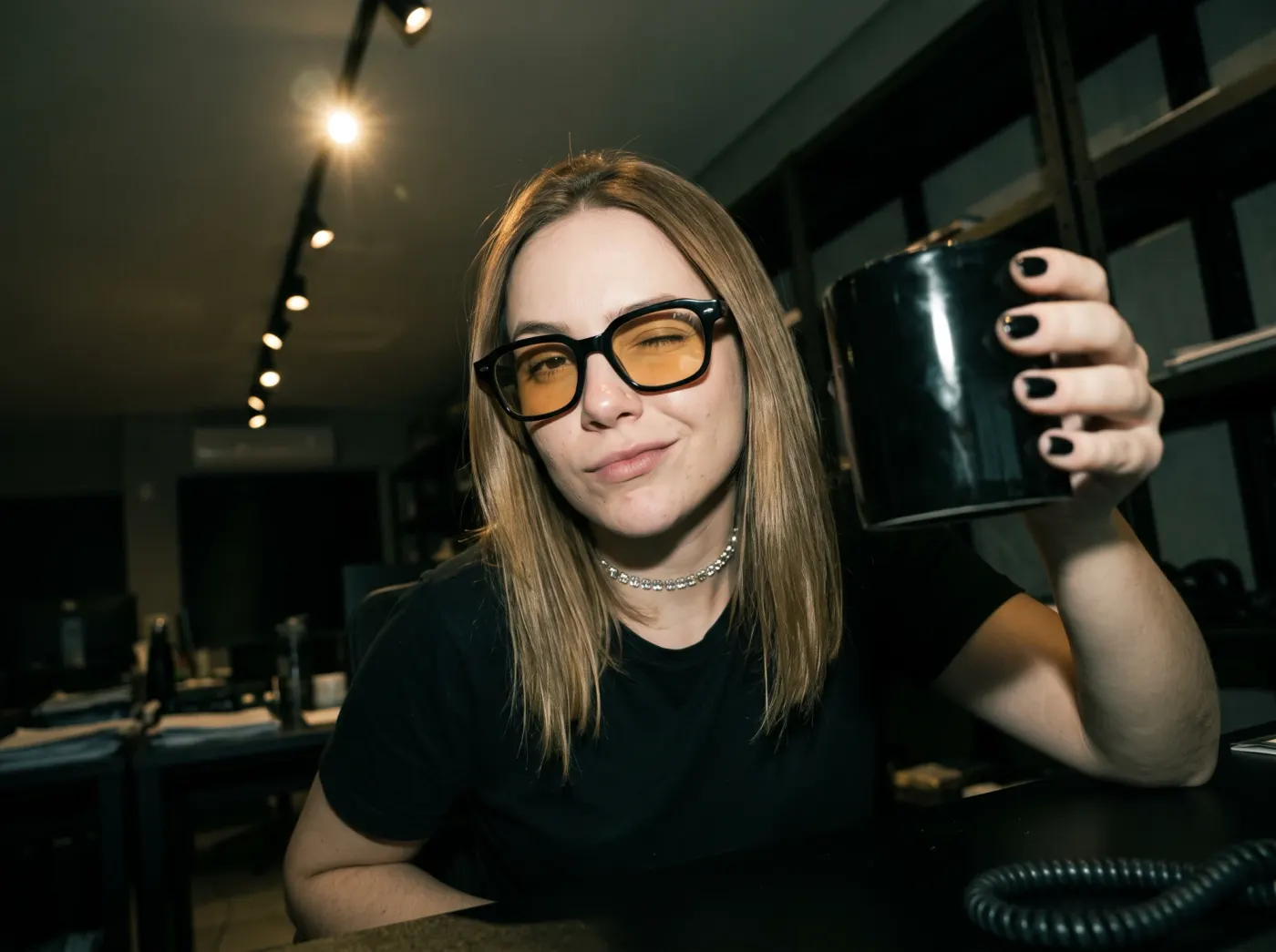 Lojista com uma caneca no estoque da loja ao fim do expediente